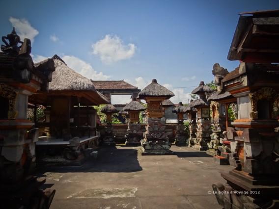 Chaque losmen (auberge familiale) est jouxté à un temple appartenant à la famille (Ubud, Bali, Indonésie)