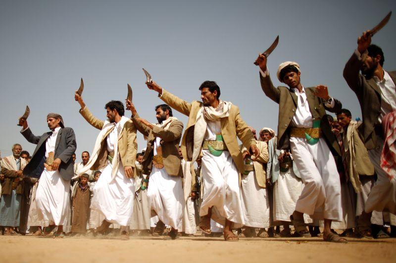 À couteaux tirés. Poignard en main, ces manifestants yéménites proches de la rébellion chiite, dansent en marge d'un rassemblement dans la province de Saada pour dénoncer la présence américaine dans le pays. Par ailleurs, huit jeunes Yéménites ont été tués et vingt autres blessés dans un attentat suicide, mercredi, à la sortie de l'académie de police à Sanaa, a annoncé la Haute commission de sécurité, qui a accusé al-Qaida. Les autorités pourchassent sans relâche les insurgés de l'organisation terroriste, qui ont été chassés à la mi-juin de leurs principaux bastions dans la province d'Abyane (sud) au terme d'une offensive menée pendant un mois par l'armée. Al-Qaida avait notamment profité de l'affaiblissement du pouvoir central à la faveur de l'insurrection populaire contre l'ancien président Ali Abdallah Saleh en 2011 pour renforcer son emprise dans l'est et le sud du Yémen.
