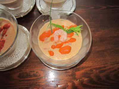 Gaspacho de crevettes roses en bavarois à la mirepoix de légumes et saumon cru, coulis de pimientos