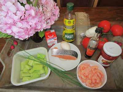 Gaspacho de crevettes roses en bavarois à la mirepoix de légumes et saumon cru, coulis de pimientos