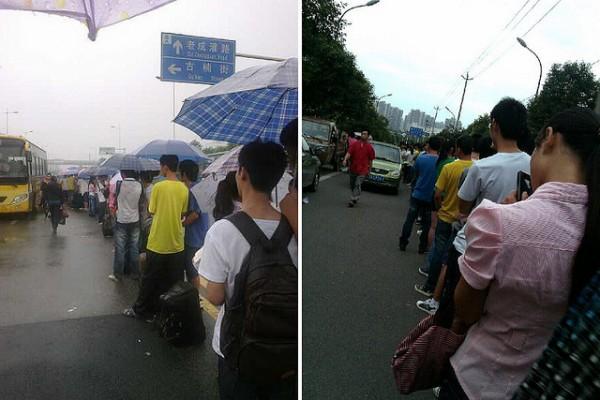 Des milliers de chinois font la queue devant les usines Foxconn