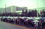 Des milliers de chinois font la queue devant les usines Foxconn