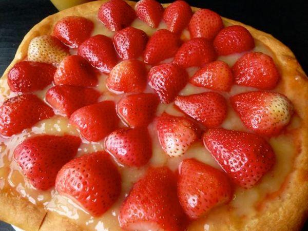 Pizza sucrée comme une tarte au lemond curd et aux fraises