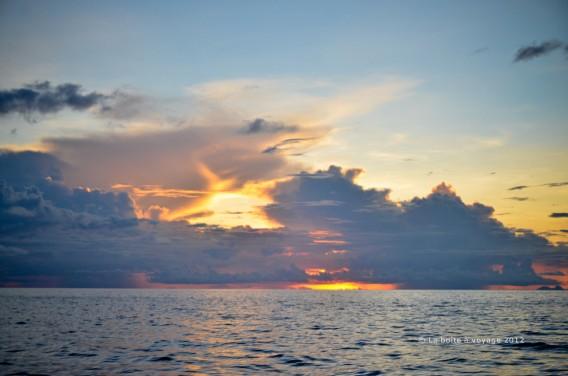 Sunset sur le speedboat (Sulawesi Centre, Indonésie)