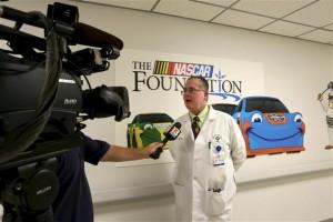 2012 NASCAR Foundation Speediatrics Doctor Hasan Speaks To Media 2012 NASCAR Foundation Speediatrics Doctor Hasan Speaks To Media 300x200 Nascar et entraide humaniste: Beaucoup dactions cette semaine