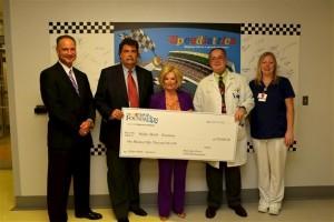 2012 NASCAR Foundation Speediatrics Betty Jane France Present Check to Halifax Health 2012 NASCAR Foundation Speediatrics Betty Jane France Present Check to Halifax Health 300x200 Nascar et entraide humaniste: Beaucoup dactions cette semaine