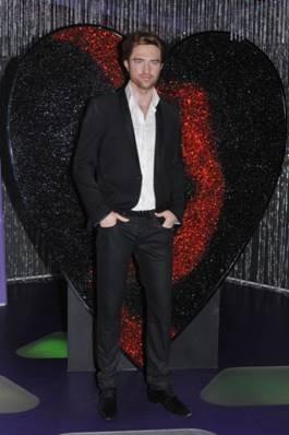 Robert Pattinson accompagné d'un coeur brisé