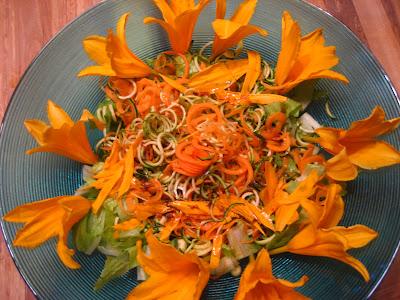 Inspirée de M. Ho, ma salade de spaghettis de légumes et d'hémérocalles