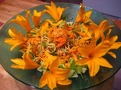 Inspirée de M. Ho, ma salade de spaghettis de légumes et d'hémérocalles