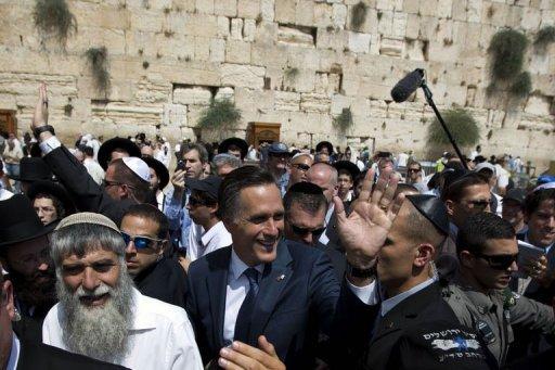 Le candidat républicain américain Mitt Romney (c) salue la foule alors qu'il est sur les lieux du Mur des lamentations à Jerusalem, le 29 juillet 2012 (AFP, Menahem Kahana)