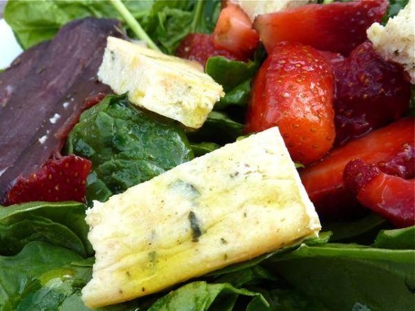 Salade de magret aux fraises et aux pousses d’épinard, reste de tarte à la Ricotta sans pâtes.