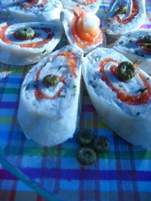 Roulés  à la truite fumée, cœurs de quenouilles et chèvre doux crémeux