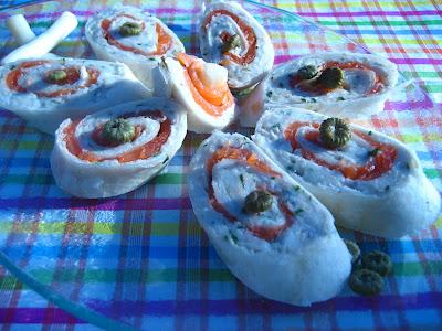 Roulés  à la truite fumée, cœurs de quenouilles et chèvre doux crémeux