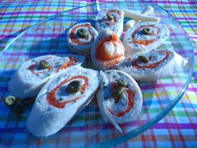 Roulés  à la truite fumée, cœurs de quenouilles et chèvre doux crémeux