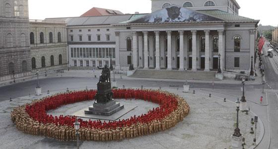 Spencer Tunick: Der Ring (© Wilfried Hösl)