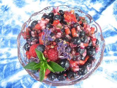 Salsa aux bleuets et sa vinaigrette de framboises et  petites fleurs de la boréalie