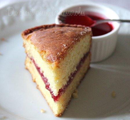 Hot milk sponge cake. Un gâteau au lait chaud, fourré à la framboise. Hot milk sponge cake