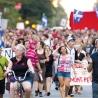Plusieurs milliers de personnes ont ressorti hier casseroles et carrés rouges à Montréal, soulignant bruyamment le début de la campagne électorale.