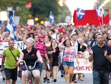 Plusieurs milliers de personnes ont ressorti hier casseroles et carrés rouges à Montréal, soulignant bruyamment le début de la campagne électorale.