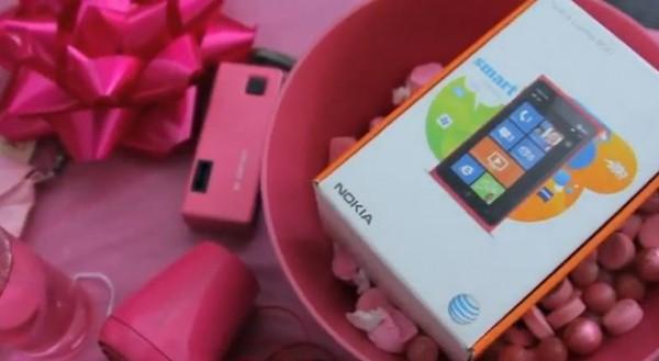 Le Nokia Lumia 900 Pink livré avec un vernis à ongles !