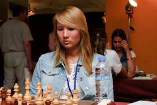 Échecs à Athènes : la jeune joueuse néerlandaise Lisa Schut (Maître International Féminin avec un classement Elo de 2305) - Photo © site officiel 