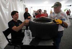 Indianapolis Motor Speedway - Day 2 2012 Indy Friday Jeff Gordon Signs Autographs 300x205 JEFF GORDON Nommé 2012 HEISMAN HUMANITARIAN RECIPIENT