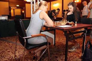 Échecs à Moscou - ronde 1 : Daria Charochkina (2353) 1/2 Valentina Gunina (2507) - Photo © site officiel