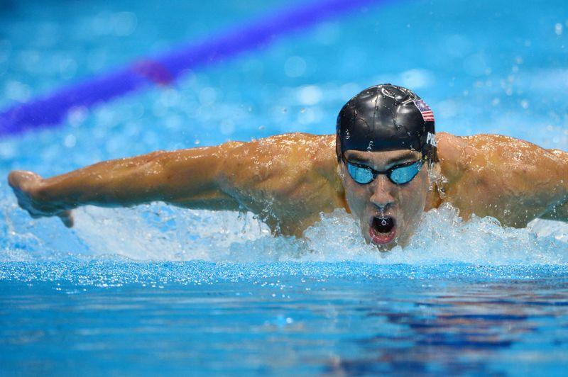 Au firmament. Michael Phelps est entré dans la légende du sport en devenant mardi à Londres l'athlète le plus médaillé de l'histoire des Jeux olympiques grâce à l'or du relais 4x200 m libre, la 19e médaille de sa carrière pharaonique. Phelps était déjà, avant même cette soirée, considéré comme le plus grand nageur de l'histoire. Son aura s'étendra désormais bien au-delà de son sport. L'Américain de 27 ans s'est adjugé en moins d'une heure les deux médailles qui manquaient à son palmarès pour dépasser le total de récompenses olympiques (18) glanées par la gymnaste soviétique Larisa Latynina entre 1956 et 1964.