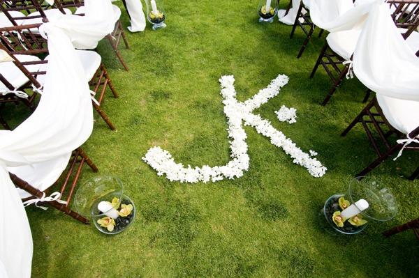 monogramme-mariage-fleurs-ceremonie Une décoration de mariage chic et décontractée