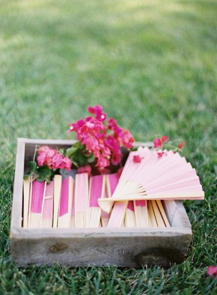 eventails-deco-ceremonie Une décoration de mariage chic et décontractée