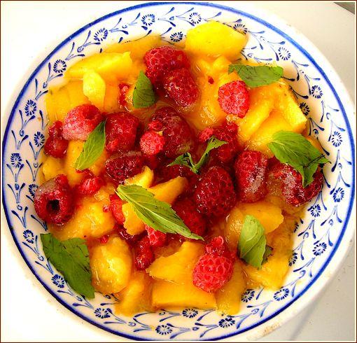 Sirops variés pour salade de fruits salde de fruits pêches framboise et menthe
