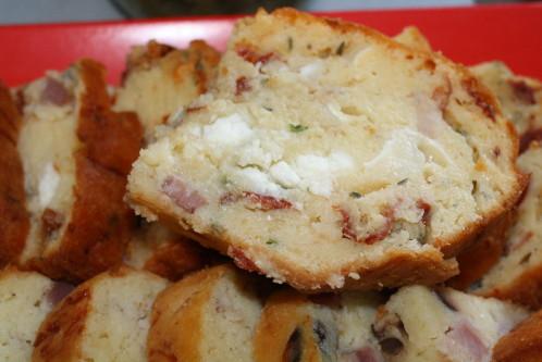 Une bêêêêêle tranche de Cake (Chèvre, lardons, tomates confites) Cake-Chevre-Lardons-Tomates-Confites.JPG