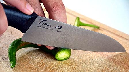 Tarte fine aux courgettes et piments doux sautés et au pesto de basilic Couteau-piment.JPG