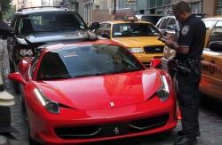 Un New Yorkais roule exprès sur le pied d'un policier avec sa Ferrari