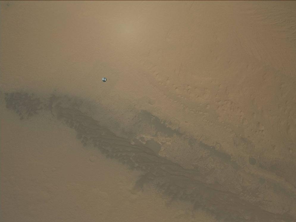 Curiosity : bouclier thermique en chute libre et paysage martien après amarsissage msl_mardi_heatshield_distant_processed_lakdawalla
