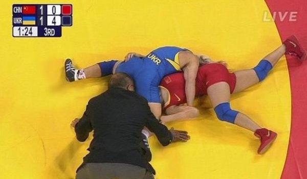 un-arbitre-de-lutte-greco-romaine-au-plus-pres-de-laction Un arbitre de lutte gréco-romaine au plus près de l’action