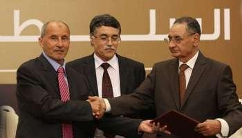 Mustapha Abdeljalil (g) remet les pouvoirs à Mohamed Ali Soulayem (d), le 8 août 2012 à Tripoli.