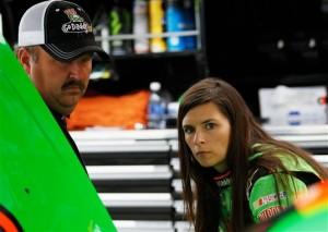 2012watkinsglennnspracticedanicapatrick 2012watkinsglennnspracticedanicapatrick 300x213 La pluie perturbe les essais à Watkins Glen (Nascar Sprint Cup)
