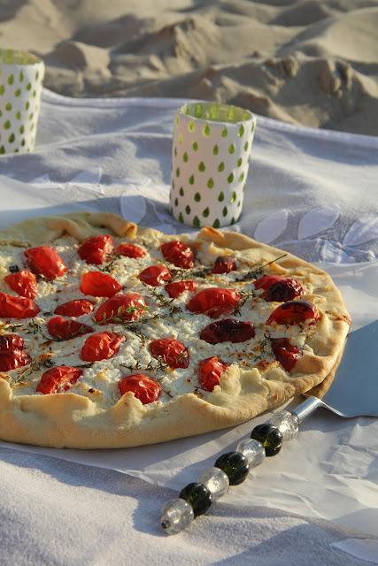 Tarte salée au chèvre frais et aux tomates et thym  , pâte brisée à l'huile d'olive pour regarder le coucher de soleil sur la plage