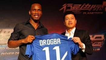 Didier Drogba (g) et le propriétaire du club de foot Shangai Shenhua, Zhu Jun, le 14 juillet 2012.