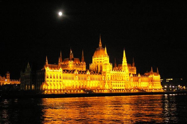 IMGP7032 Budapest Nuit Parlement