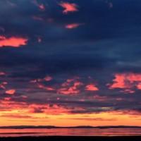 Islande sous le soleil de minuit rosé