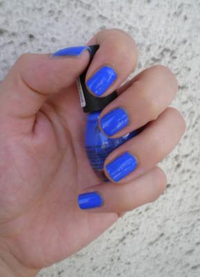 Manucure de la Semaine en Bleu Electrique - Sinful Colors Manucure de la Semaine en Bleu Electrique - Sinful Colors