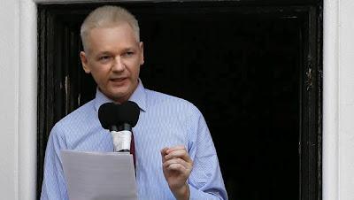 Julian Assange parle sur le balcon de l'ambassade de l'Équateur...