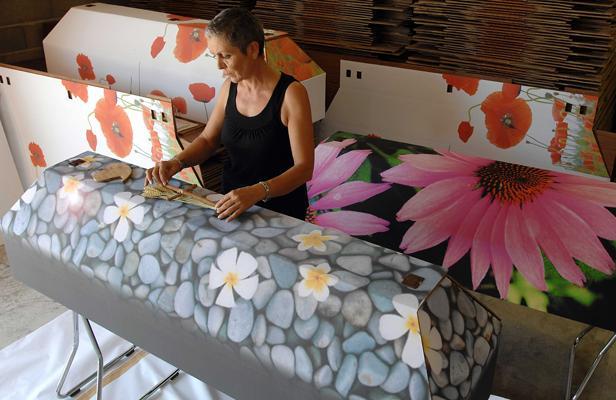 Comment mourir écolo? Les cercueils écologiques en carton de la société AB crémation, à Nîmes.