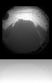 Une des premières images de Mars envoyées par Curiosity quelques minutes après son atterrissage. Crédit NASA