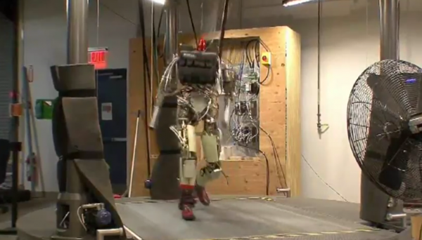 Le PETMAN de Boston Dynamics danse sur Stayin’ Alive