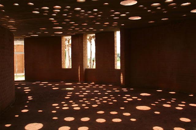 Une bibliothèque publique subtilement traversée de lumière au Burkina Faso par Kere Architecture Une bibliothèque publique subtilement traversée de lumière au Burkina Faso par Kere Architecture