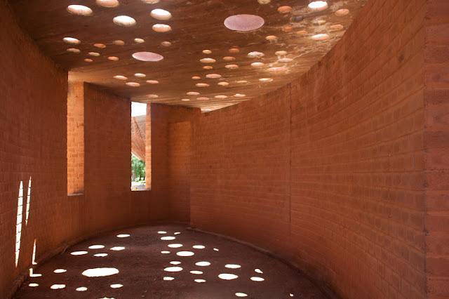 Une bibliothèque publique subtilement traversée de lumière au Burkina Faso par Kere Architecture Une bibliothèque publique subtilement traversée de lumière au Burkina Faso par Kere Architecture