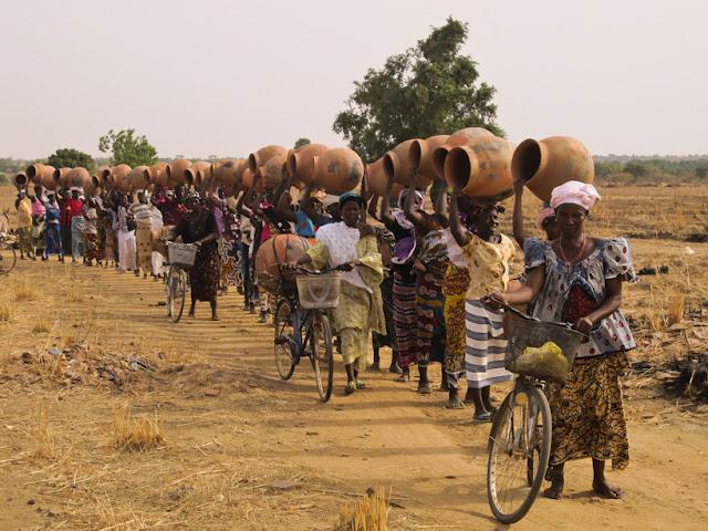 Une bibliothèque publique subtilement traversée de lumière au Burkina Faso par Kere Architecture Une bibliothèque publique subtilement traversée de lumière au Burkina Faso par Kere Architecture